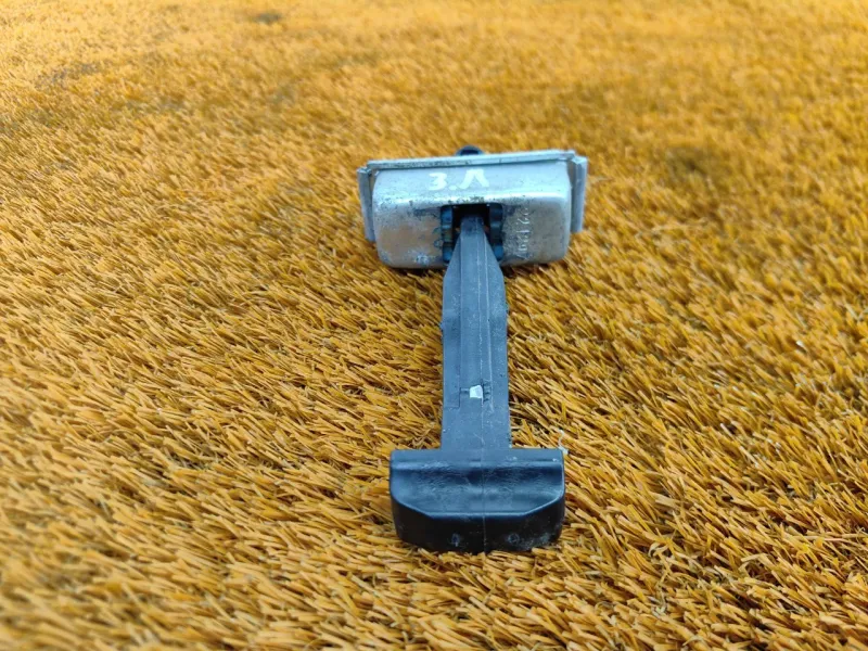 Ограничитель двери