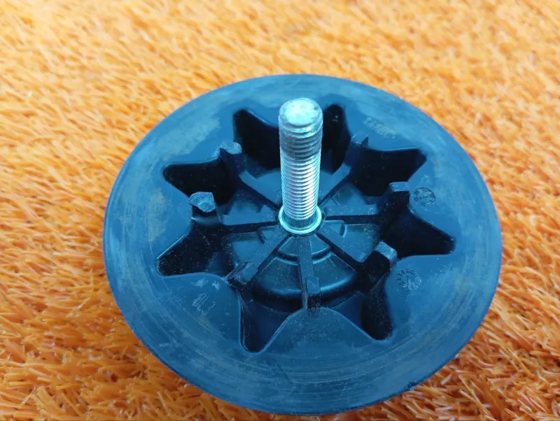 Болт крепления запасного колеса