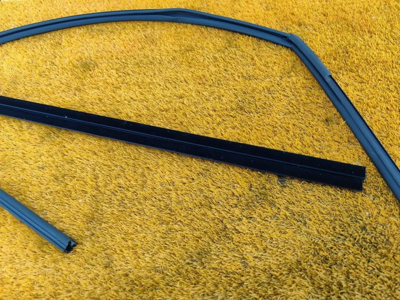 Уплотнитель стекла двери