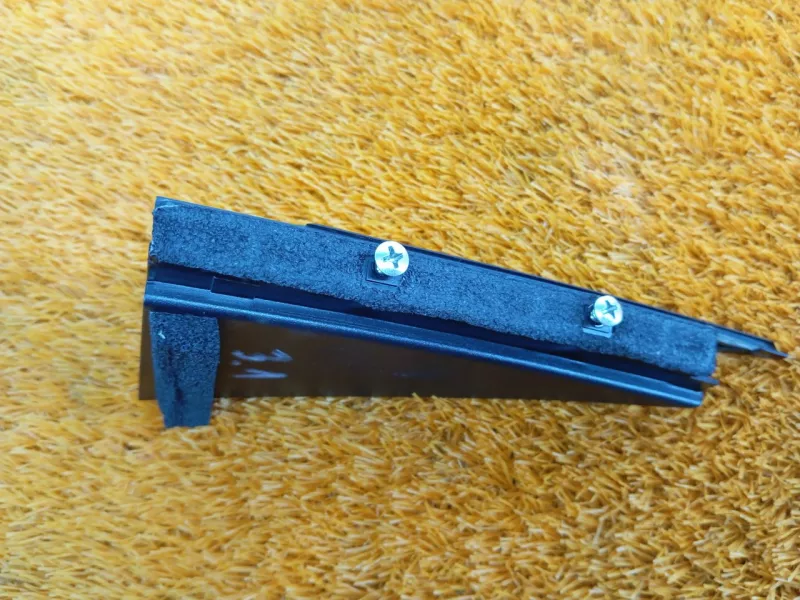 Направляющая стекла двери