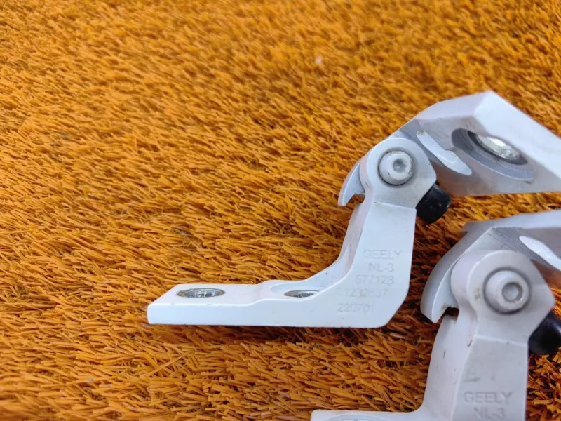 Петля двери