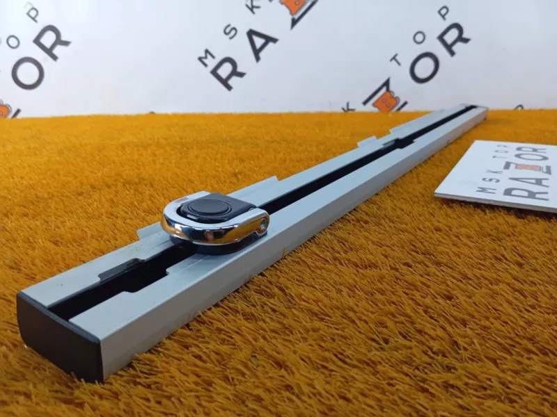 Направляющая шторки багажника