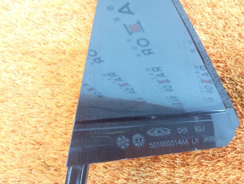 Направляющая стекла двери