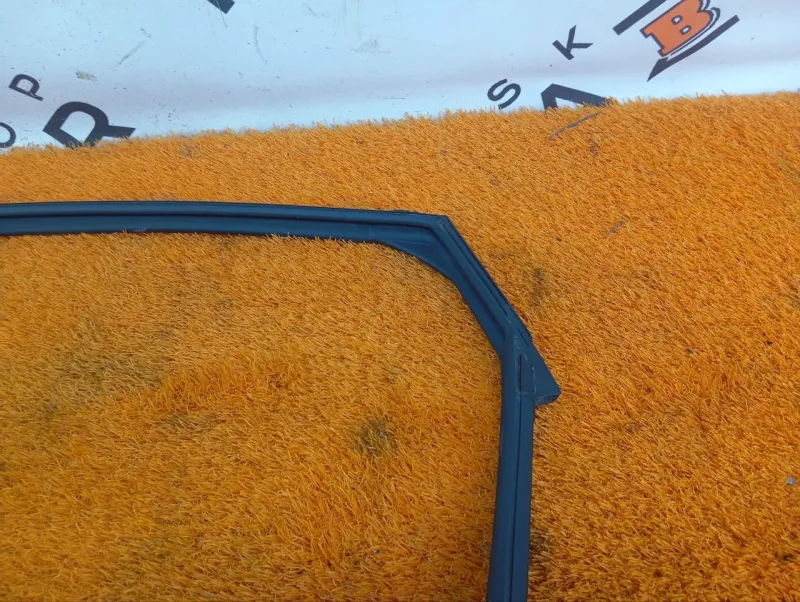 Уплотнитель стекла двери