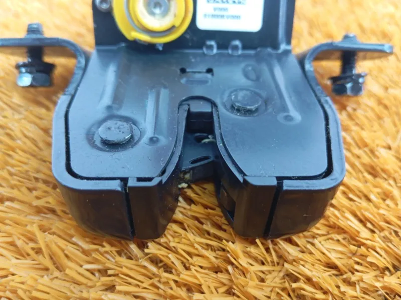 Замок багажника