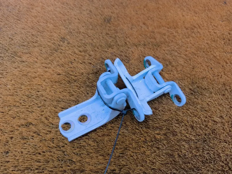 Петля двери