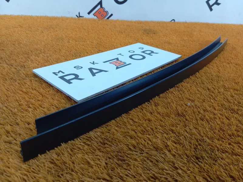 Направляющая стекла двери