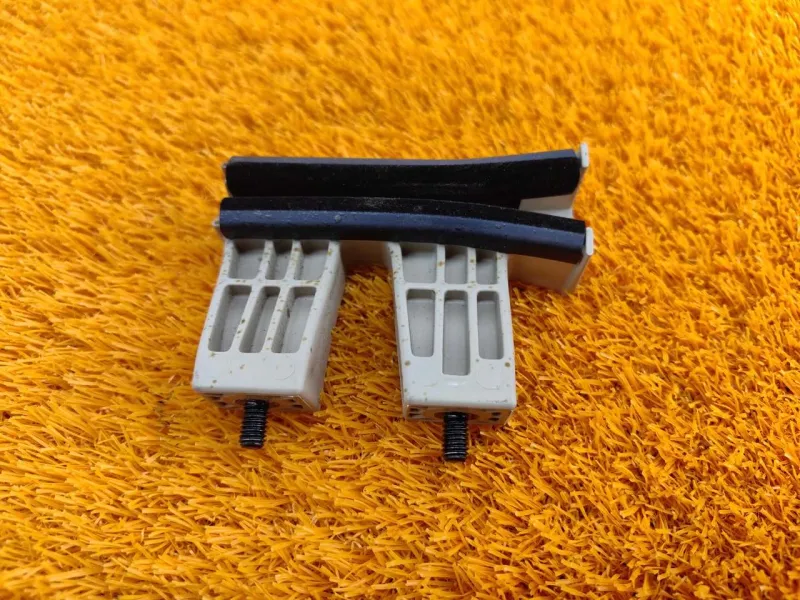 Направляющая стекла двери