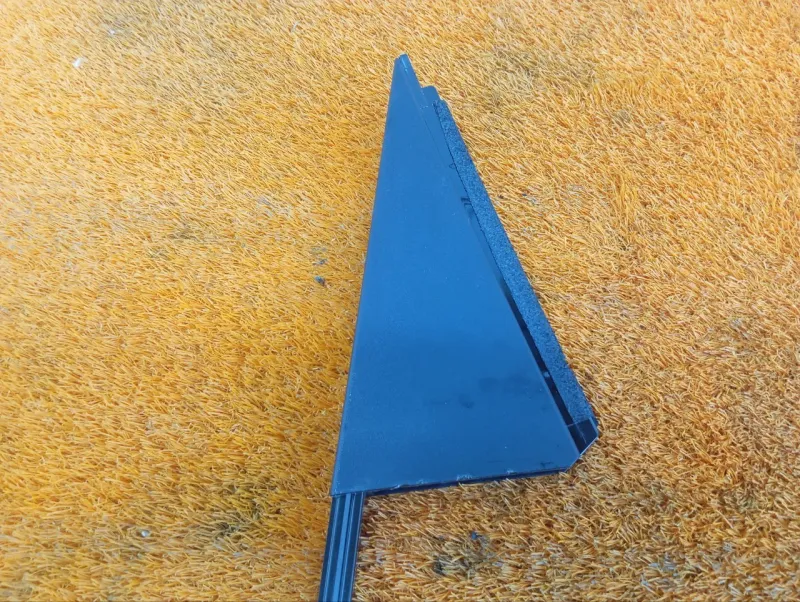 Направляющая стекла двери