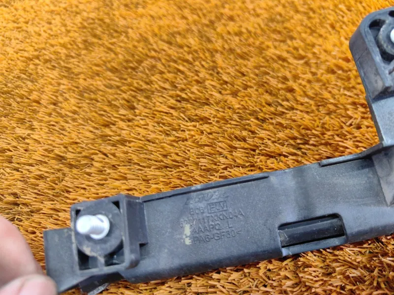 Направляющая стекла двери