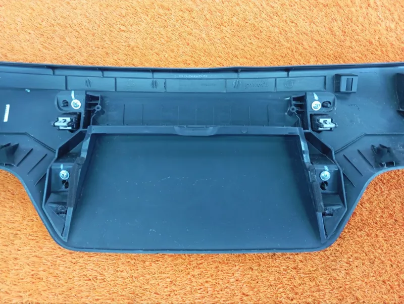 Обшивка двери багажника