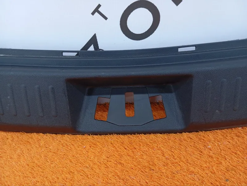 Накладка замка багажника