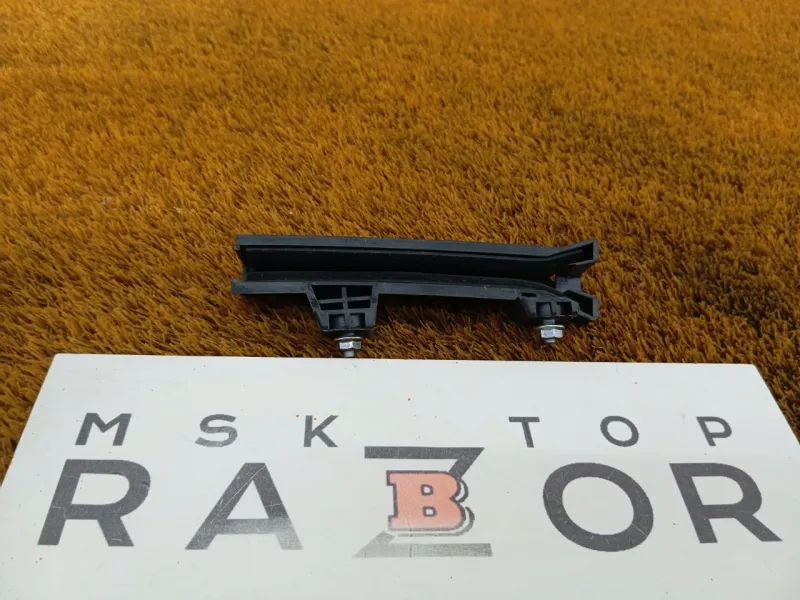 Направляющая стекла двери