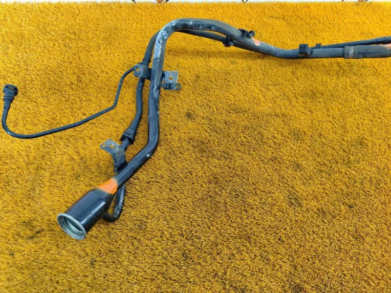 Горловина топливного бака