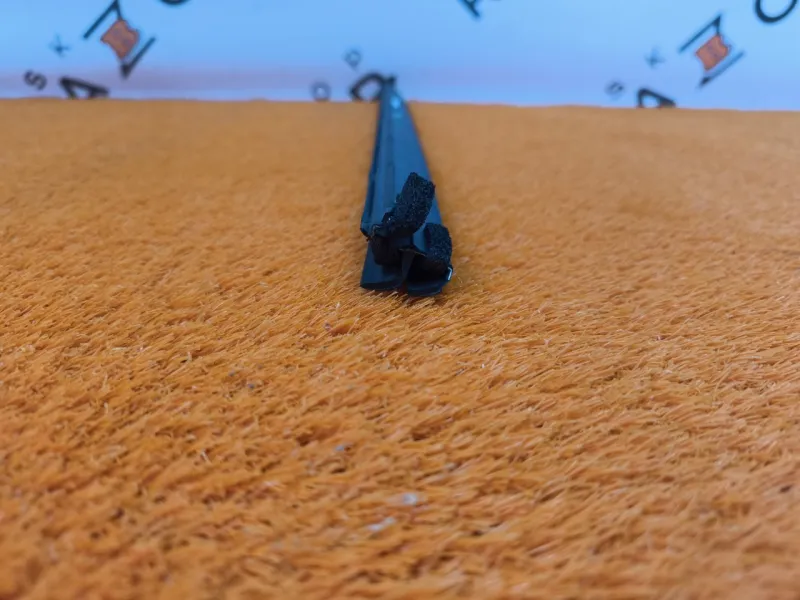 Уплотнитель стекла двери