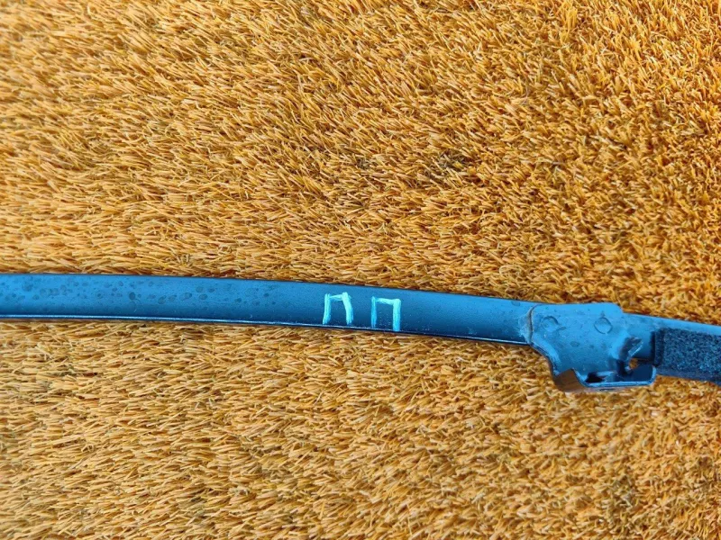 Направляющая стекла двери