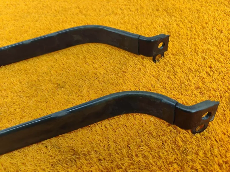 Крепление топливного бака