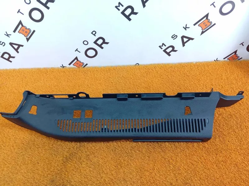 Направляющая шторки багажника