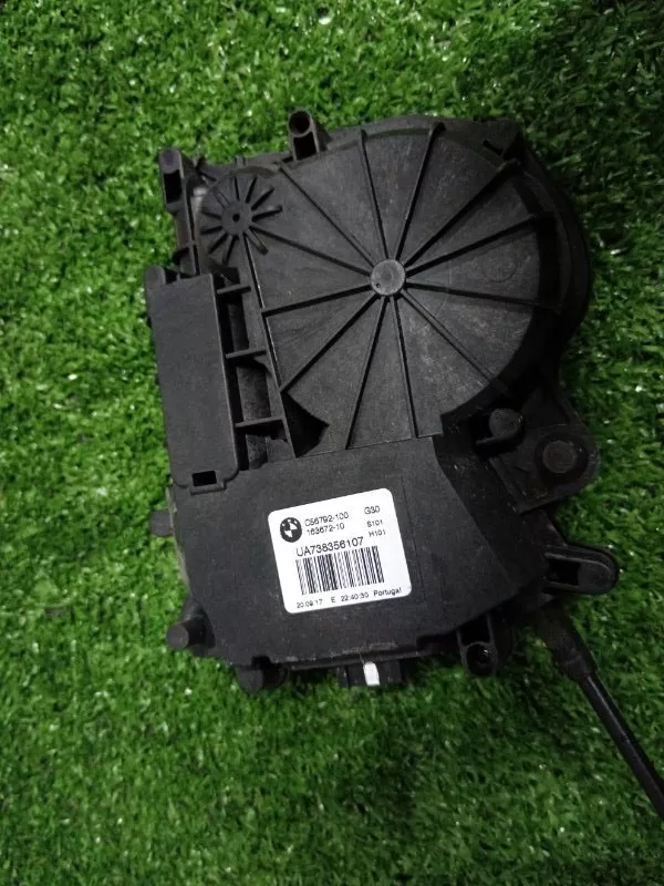 Доводчик двери багажника