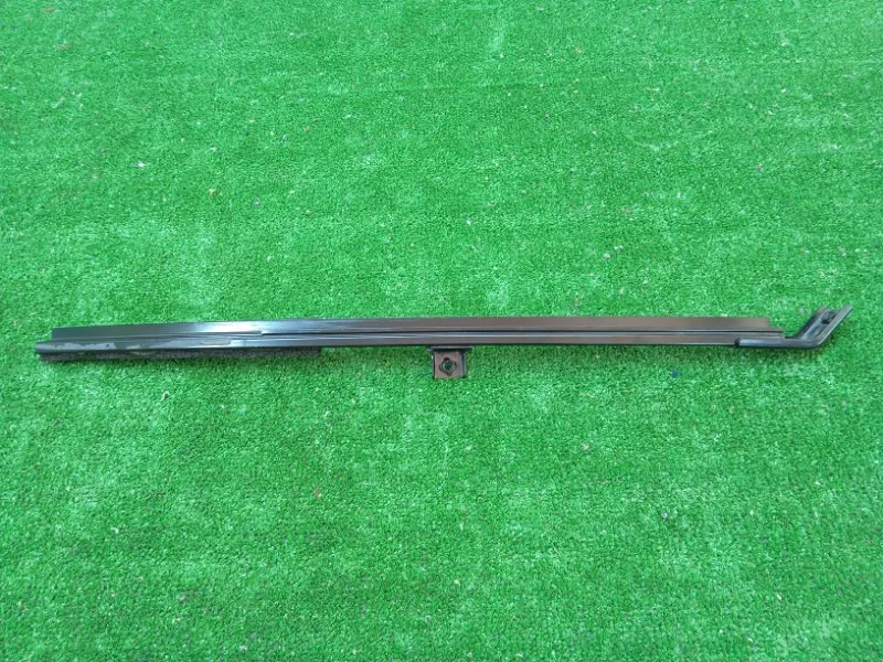 Направляющая стекла двери