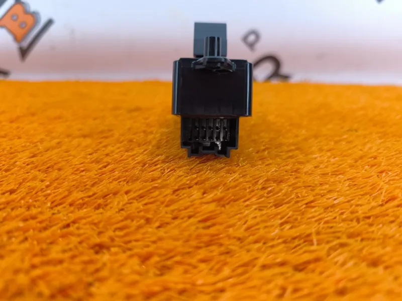 Кнопка стеклоподъемника