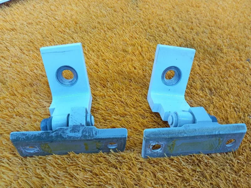 Петля двери