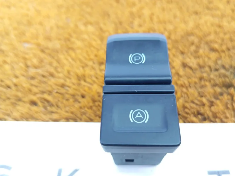 Кнопка стояночного тормоза