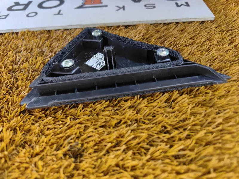 Уголок двери