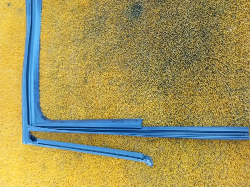 Уплотнитель стекла двери