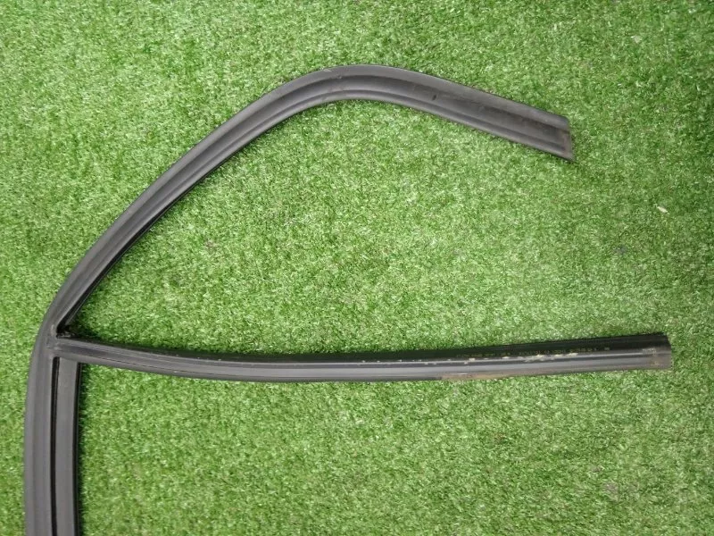 Уплотнитель стекла двери