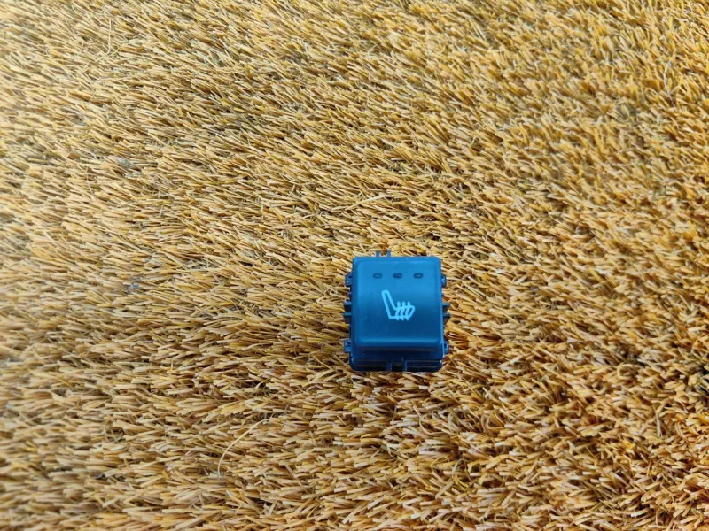 Кнопка обогрева сидений