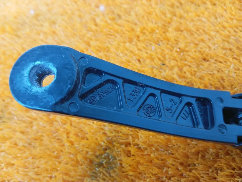 Поводок стеклоочистителя лобового стекла