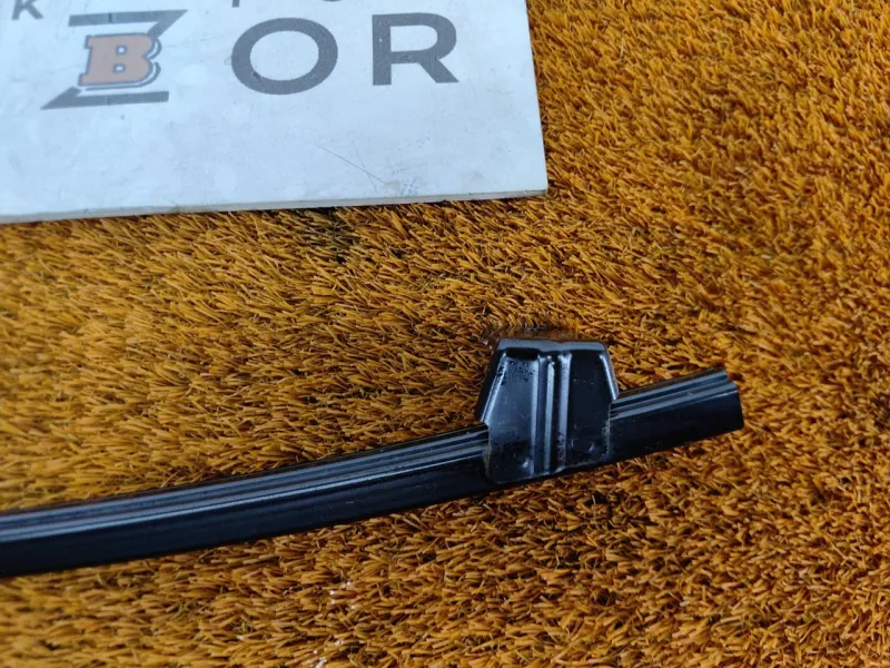 Направляющая стекла двери