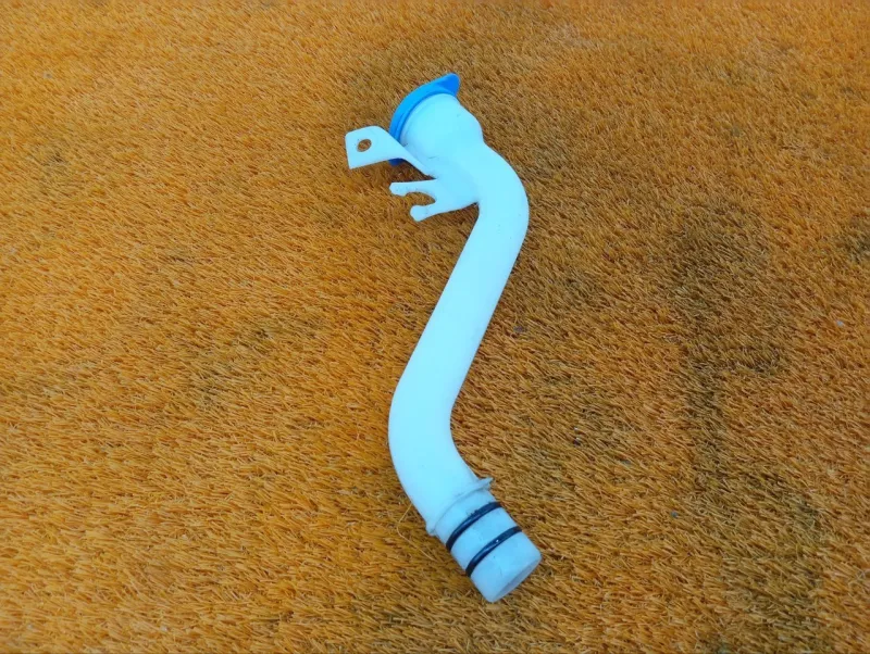 Горловина бачка стеклоомывателя