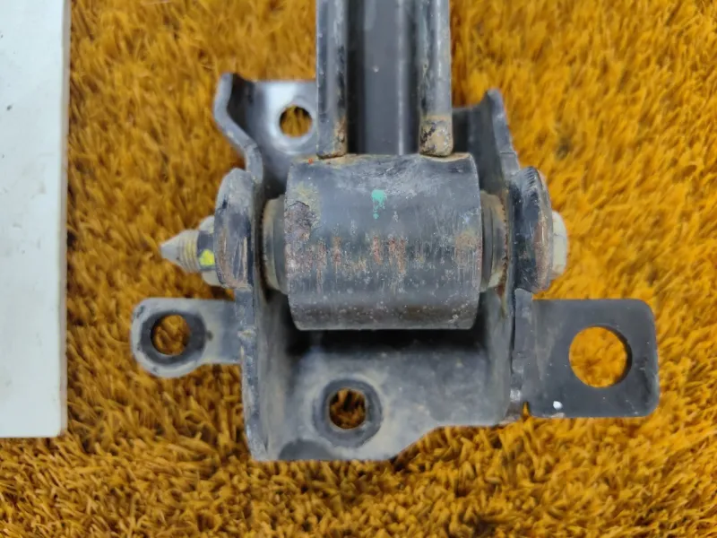 Подушка двигателя