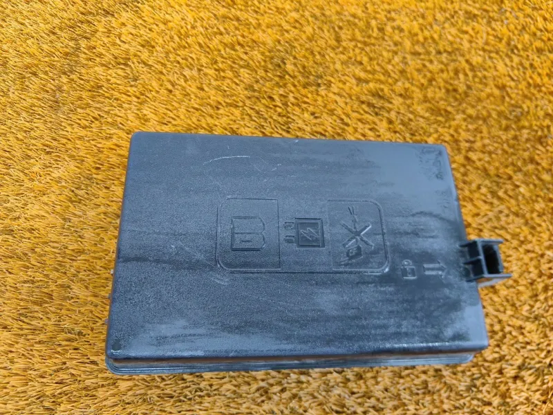 Крышка блока предохранителей