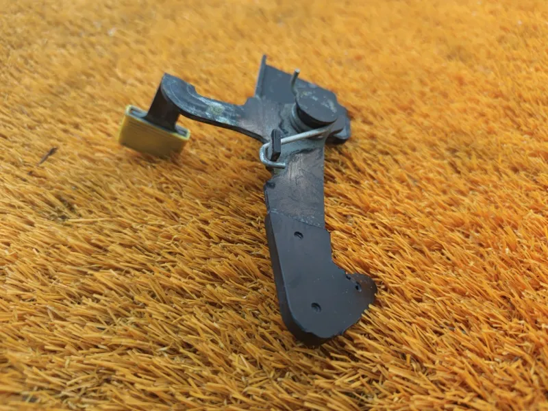 Крюк замка капота