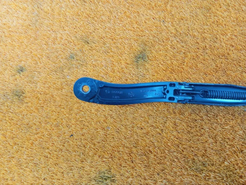 Поводок стеклоочистителя лобового стекла