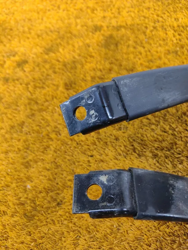 Крепление топливного бака