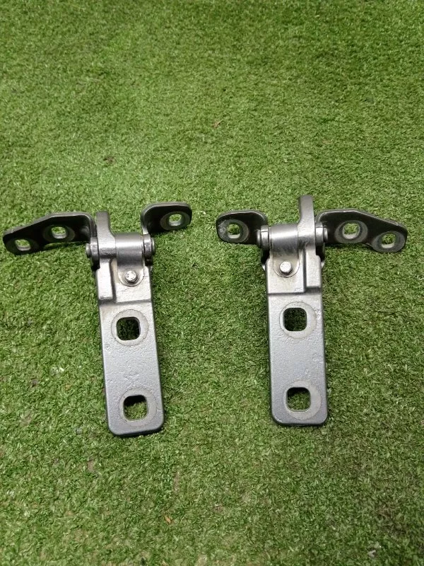 Петля двери багажника