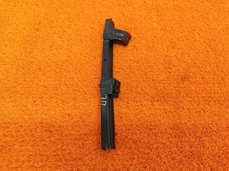 Направляющая стекла двери