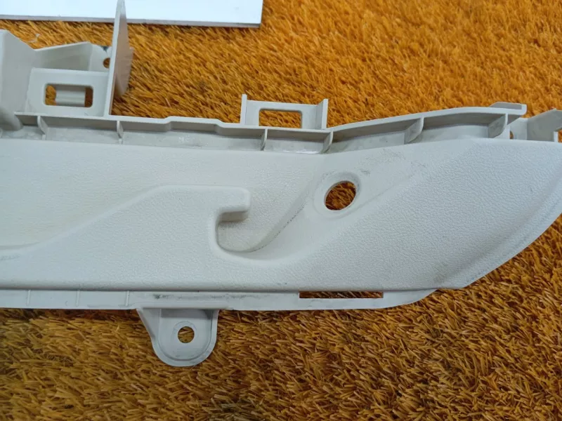 Направляющая шторки багажника