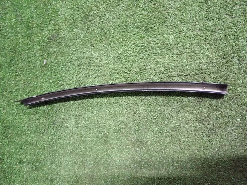 Направляющая стекла двери