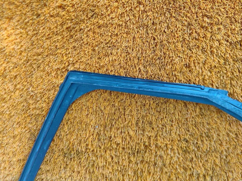 Уплотнитель стекла двери