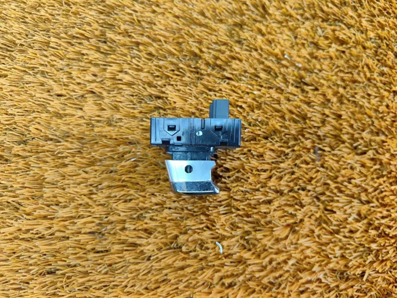 Кнопка стеклоподъемника