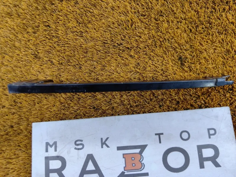 Направляющая стекла двери