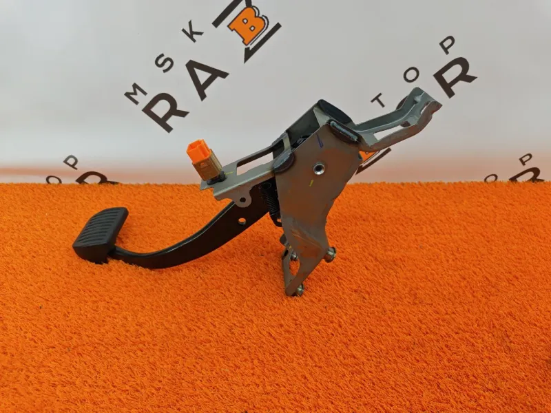 Педаль тормоза