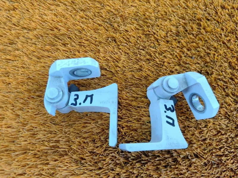 Петля двери