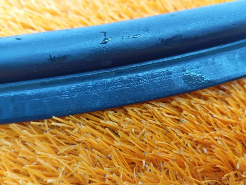 Уплотнитель капота