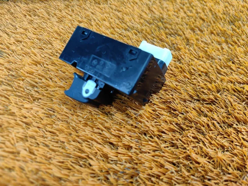 Кнопка стеклоподъемника